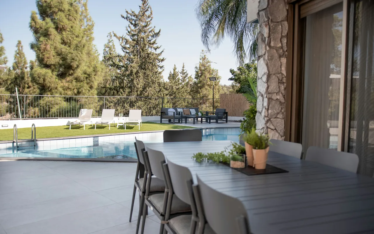 Comment aménager une terrasse autour de sa piscine pour un rendu vraiment design ?