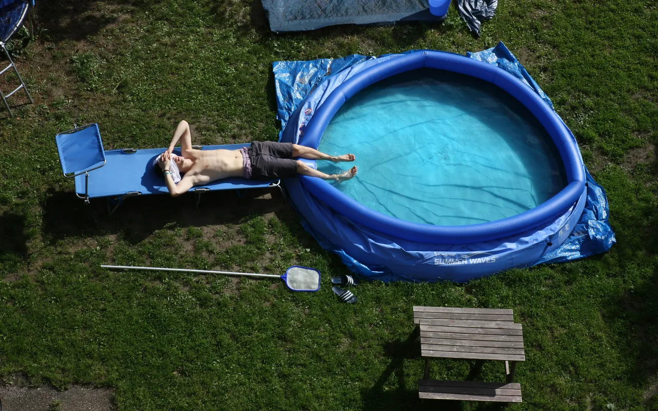 Vous voulez une piscine en kit en 2026 : voici ce que vous allez vraiment dépenser — Le prix affiché du kit, loin du budget final