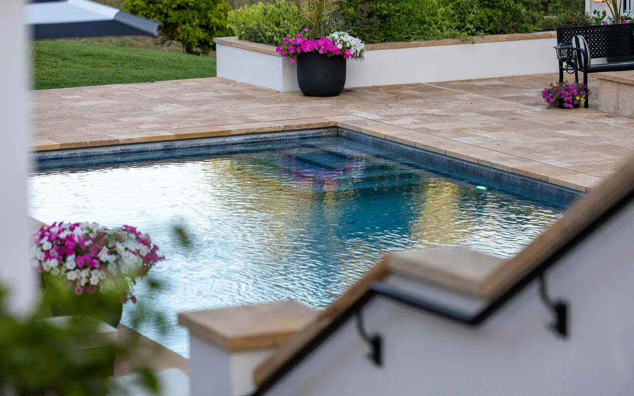 Vous voulez une piscine en kit en 2026 : voici ce que vous allez vraiment dépenser — Entre piscine coque, béton et kit modulaire : quel type pour quel budget