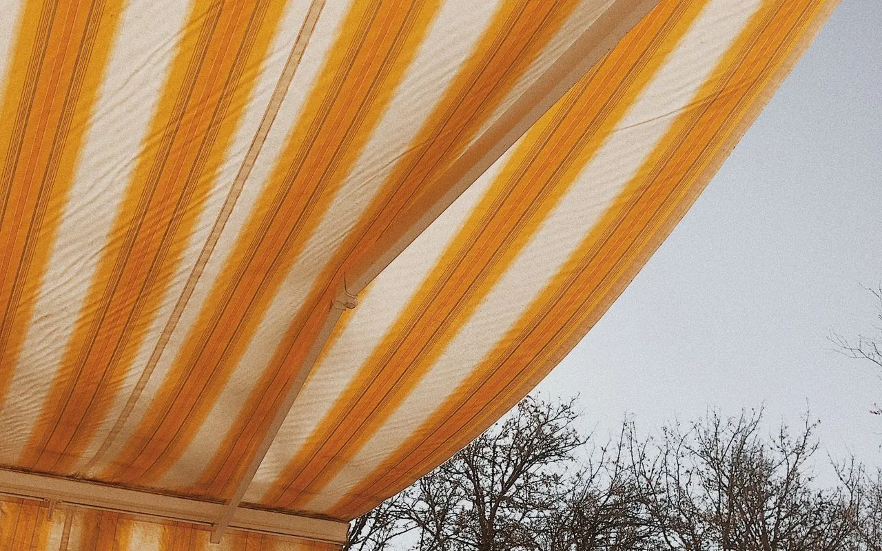 Votre terrasse est exposée au soleil et vous ne savez pas quel store installer