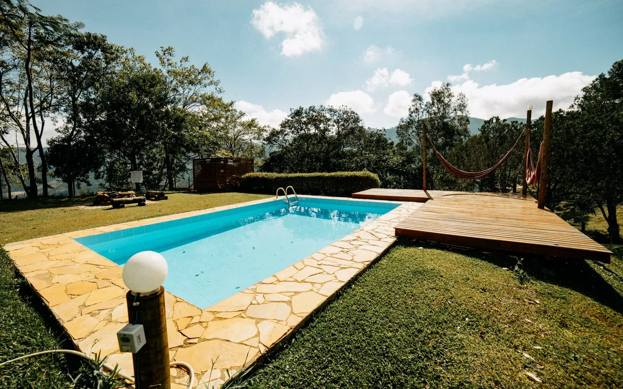 Choisir entre une piscine hors sol et une piscine enterrée