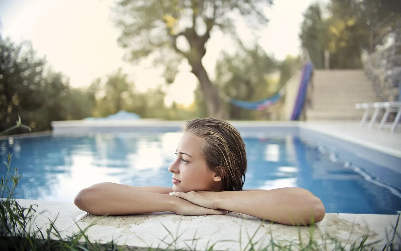 Non, le prix affiché d'une piscine en kit n'est pas votre budget réel