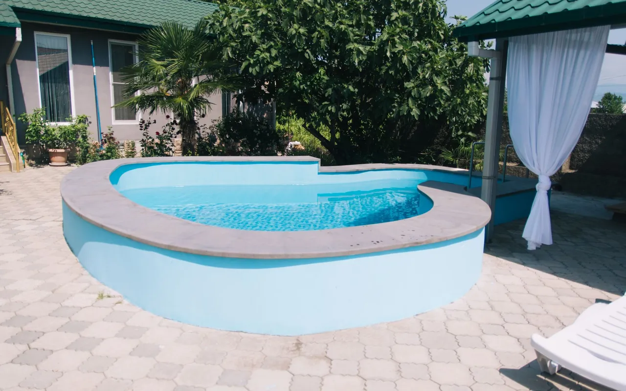 La piscine semi-enterrée n'est pas le compromis parfait qu'on vous vend