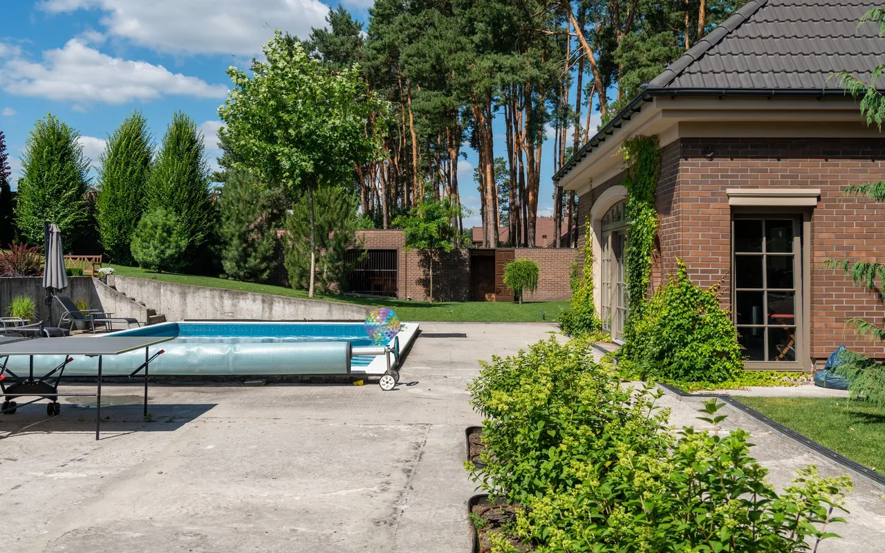 La piscine semi-enterrée n'est pas le compromis parfait qu'on vous vend