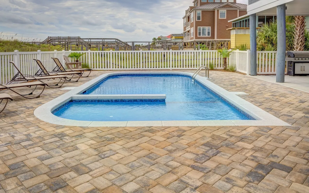 Terrasse en pierre naturelle ou pavés autour d'une piscine : ce qu'il faut vraiment savoir avant de choisir