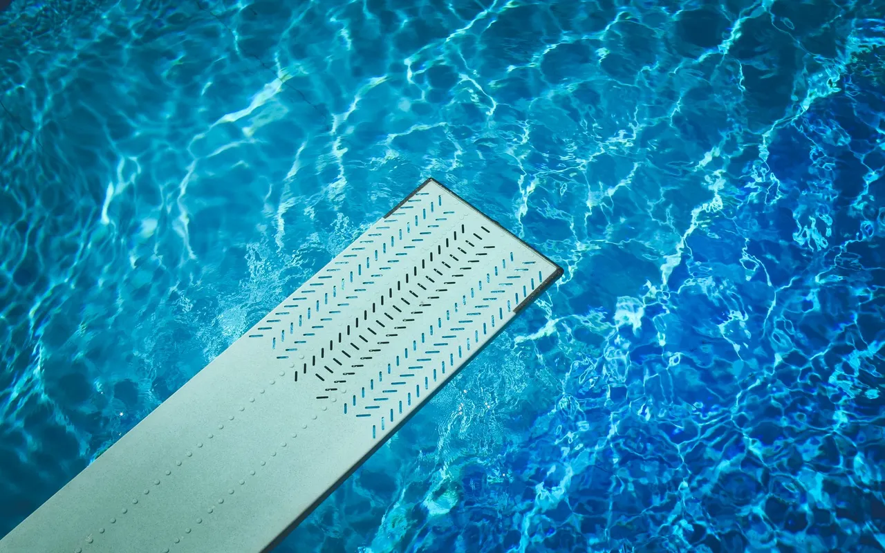 Choisir entre le traitement eau piscine chlore ou sel pour une baignade saine — L'électrolyse au sel, entre liberté et investissement initial