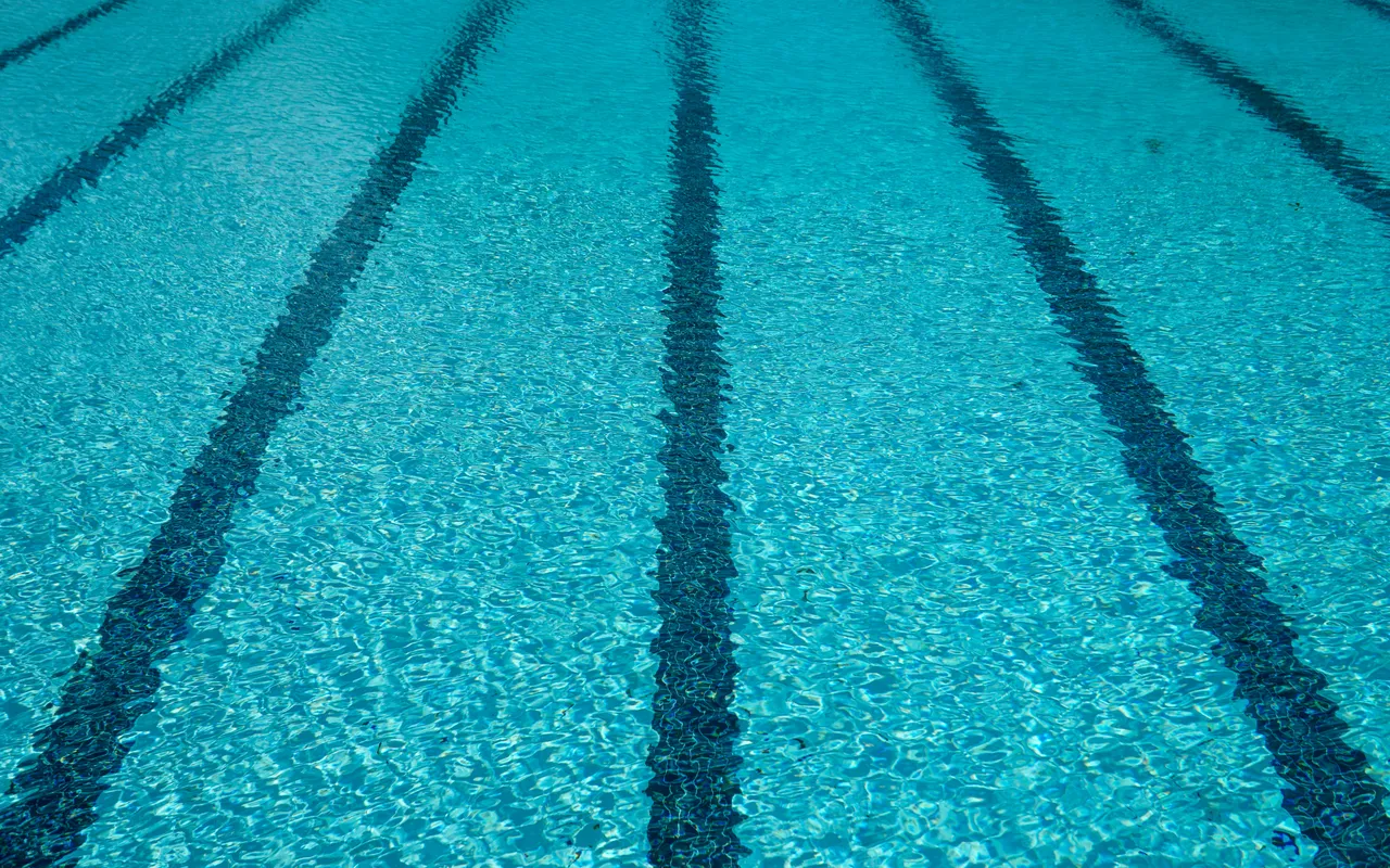 Choisir entre le traitement eau piscine chlore ou sel pour une baignade saine