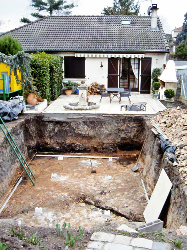 Le terrassement à été fait à la main en effet une pelle ne pouvait passer !