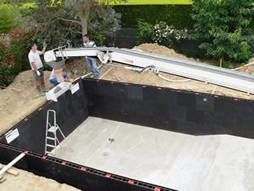 Le coulage du béton dans les blocs est sûr, en effet la rigidité du kit piscine permet de couler sans crainte le béton