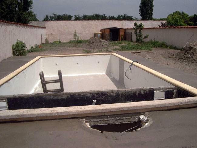 L'enduit de cuvelage est passé sur toute la piscine