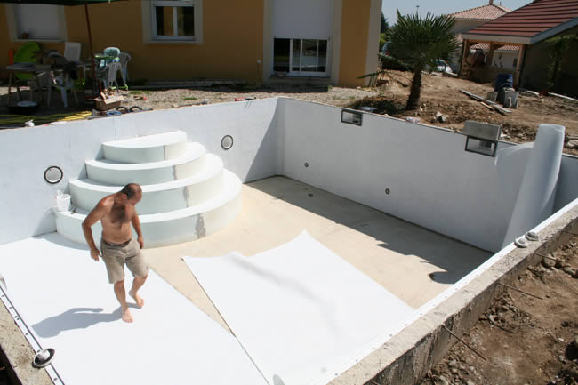 La pose du feutre dans la piscine