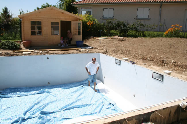 Le liner est répartit au fon de la piscine