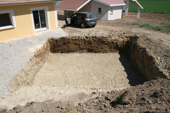 Terrassement de la piscine en kit, le trou est aux dimensions de la piscine + 50 cm