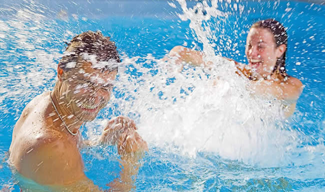 Famille dans la piscine