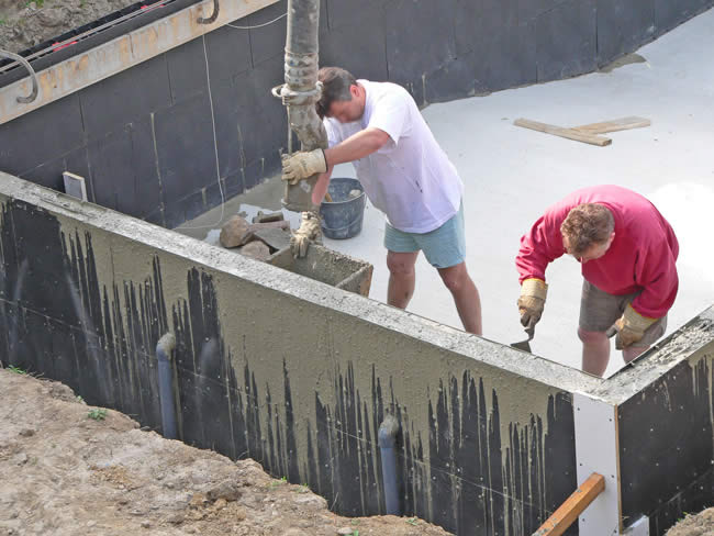 La structure est coulée, on coule maintenant l'escalier de la piscine