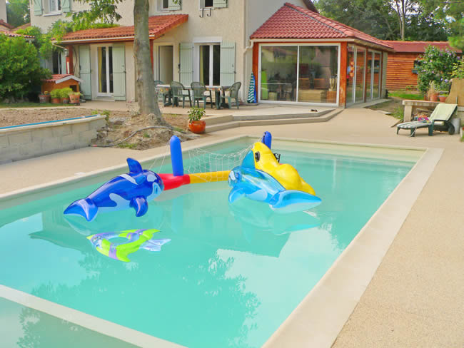 La piscine est en eau