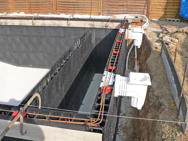 Le mur pour le volet de piscine immergé est ajouté