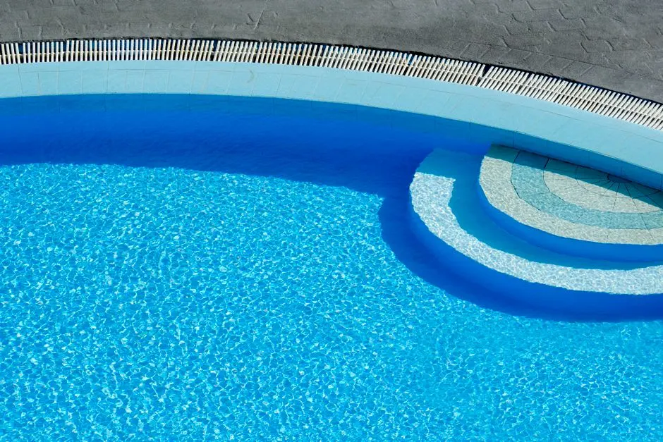 Liner ou carrelage piscine : le guide complet pour faire le bon choix