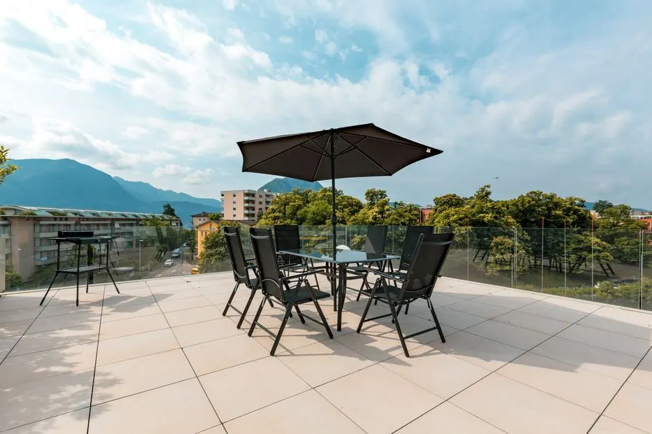 Poser une terrasse sur dalle béton : 4 méthodes comparées pour réussir votre projet